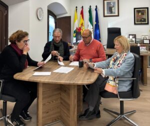 El alcalde de Rute y vicepresidente del GDR Subbética firma el convenio con la asociación Familia Cuenca Cabeza